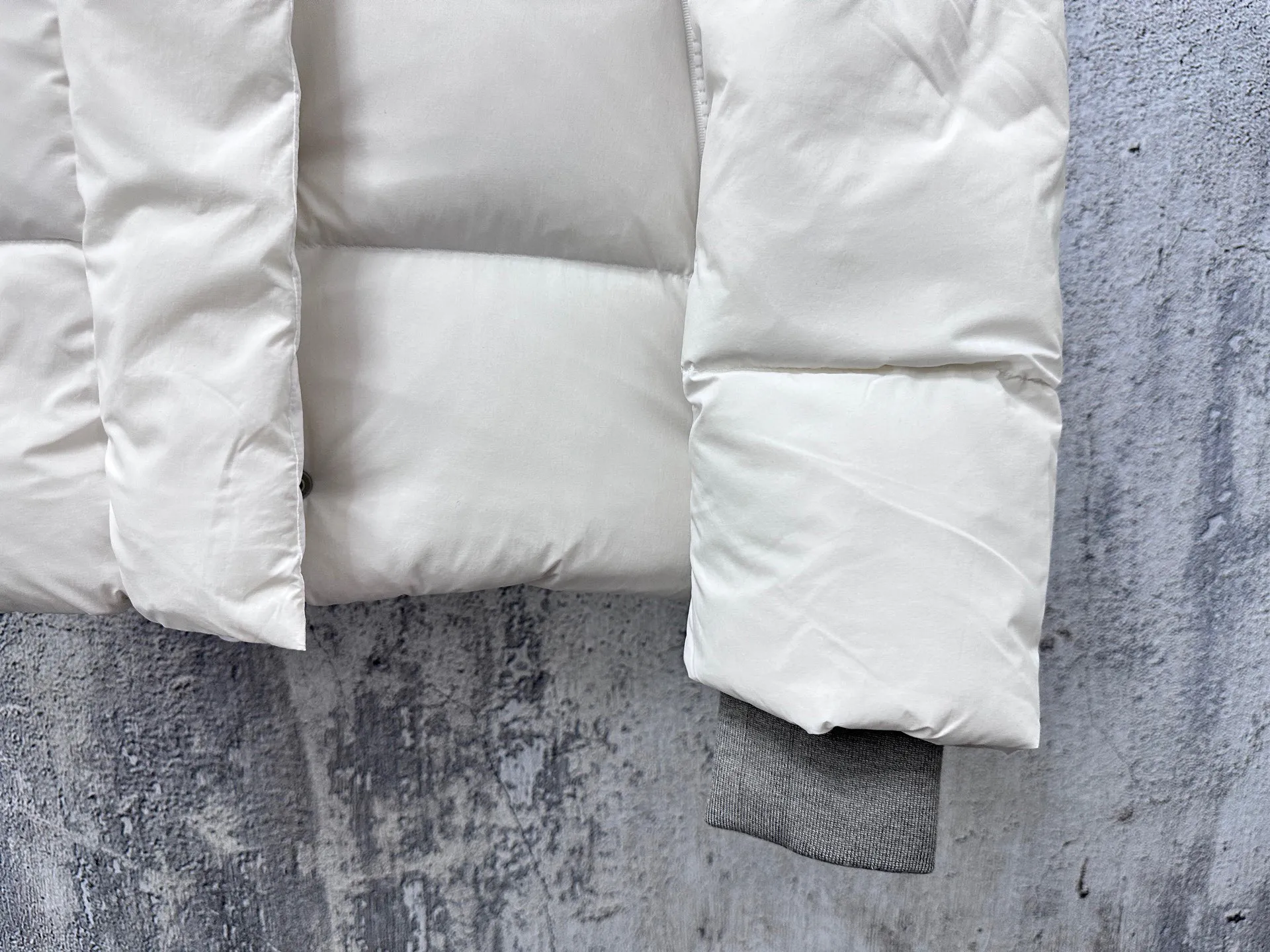 P740 【𝗖𝗔𝗡𝗔𝗗𝗔 𝗚𝗢𝗢𝗦𝗘】Capsule Series Macaron White Label Fabric: Made of soft EnduraLuxe fabric imported from DuPont, CORDURA, USA, which enhances the durability of easy-to-wear parts, is lightweight and durable; the liner is made of 400T anti-velvet gallbladder, which is comfortable, soft and non-velvet. : Equipped with a detachable hood, which can be adjusted in two directions, and is also filled with down, which brings greater softness and wrapping around the head and neck, and is full of warmth. This parka features white trim on the back and sides, and the hardware locks are all original and custom-made to match the muted fabric color. Goose label: The official website’s new series of silicone material labels, non-embroidery labels. Length: Fit hip-length. Size: XS-L